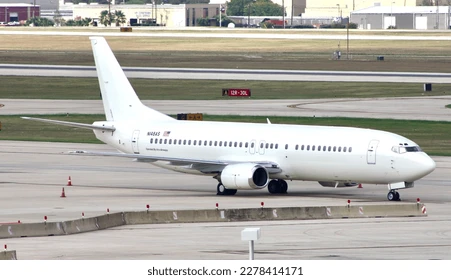 Avion de ligne blanc sur le tarmac d’un aéroport