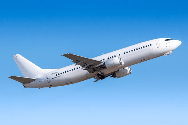 Avion de ligne blanc au décollage sous un ciel bleu