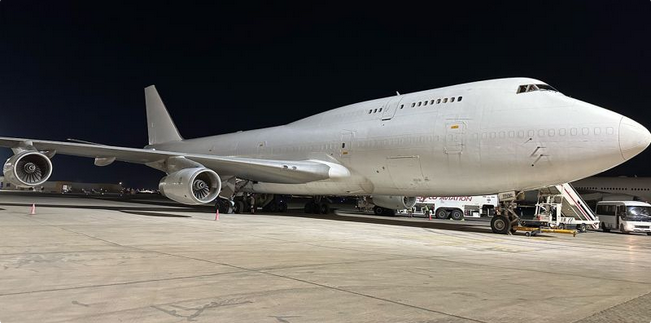 Vue de côté d’un Boeing 747 sur le tarmac de nuit