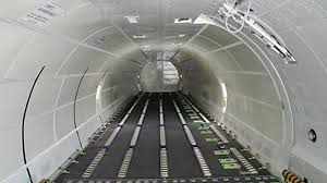 Vue intérieure d’une soute vide d’avion cargo